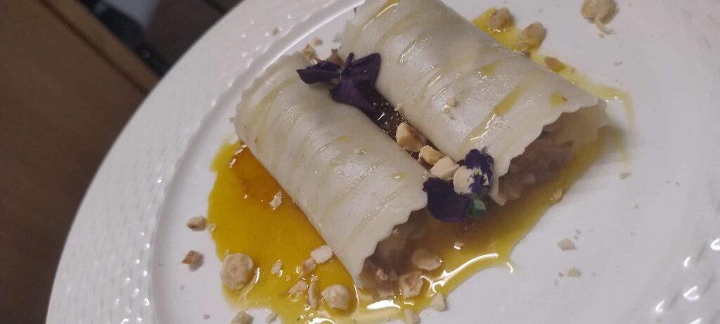 Canelones rellenos de codillo, plato estrella en Pimienta Negra Gastrobar en Valdefuentes, Cáceres