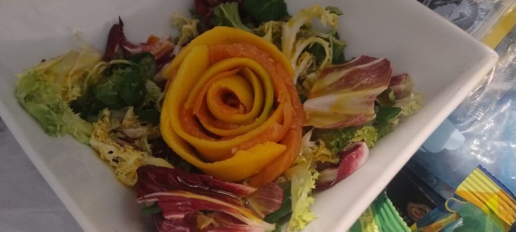 Ensalada de rosa de mango y salmón ahumado, plato estrella en Pimienta Negra Gastrobar en Valdefuentes, Cáceres