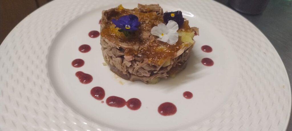 Timbal de cordero con foie, plato estrella en Pimienta Negra Gastrobar en Valdefuentes, Cáceres