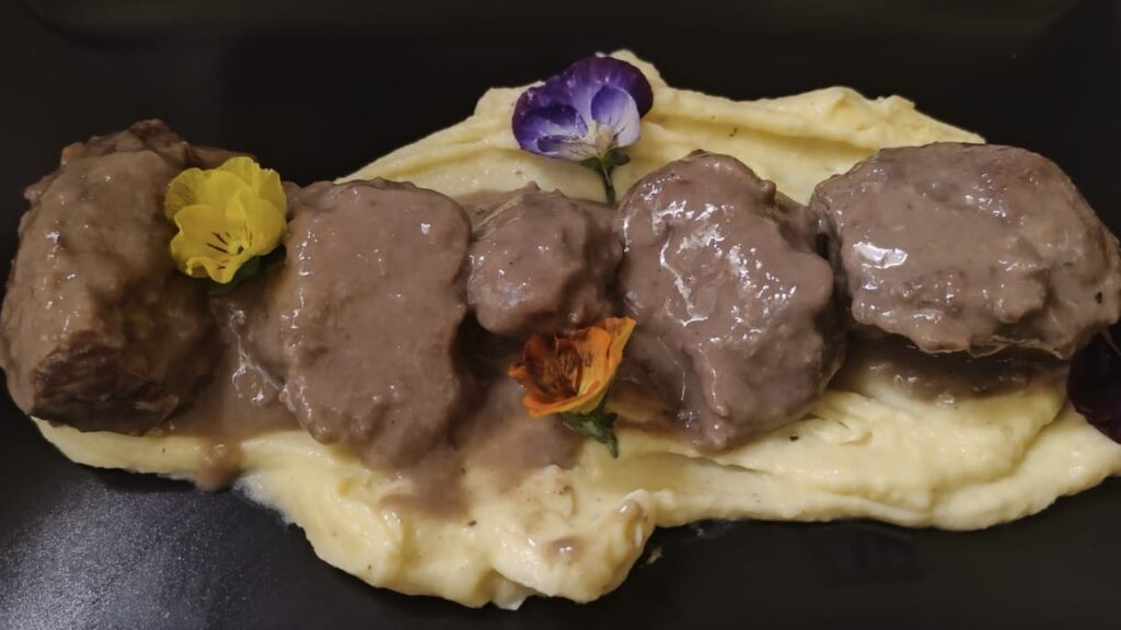 Carrillera ibérica al vino, platos especiales, comida casera, recetas innovadoras, cocina creativa en Pimienta Negra Gastrobar en Valdefuentes, Cáceres