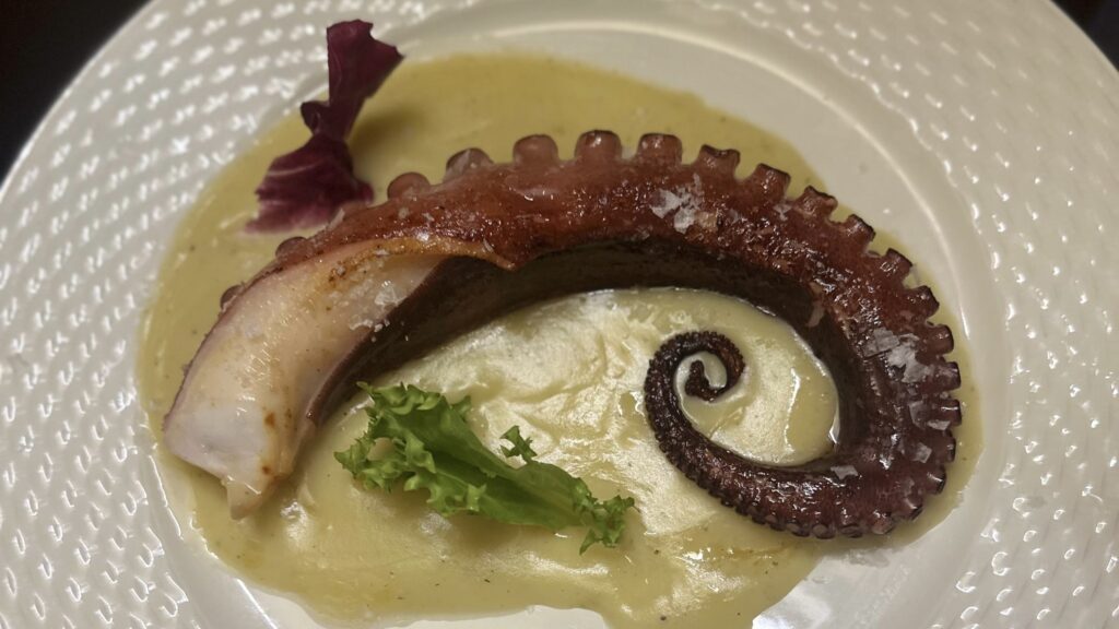 Pulpo a la portuguesa, platos especiales, comida casera, recetas innovadoras, cocina creativa en Pimienta Negra Gastrobar en Valdefuentes, Cáceres