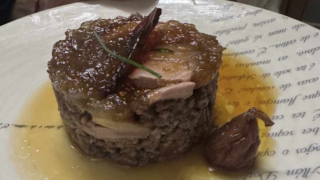 Timbal de cordero con foie, platos especiales, comida casera, recetas innovadoras, cocina creativa en Pimienta Negra Gastrobar en Valdefuentes, Cáceres